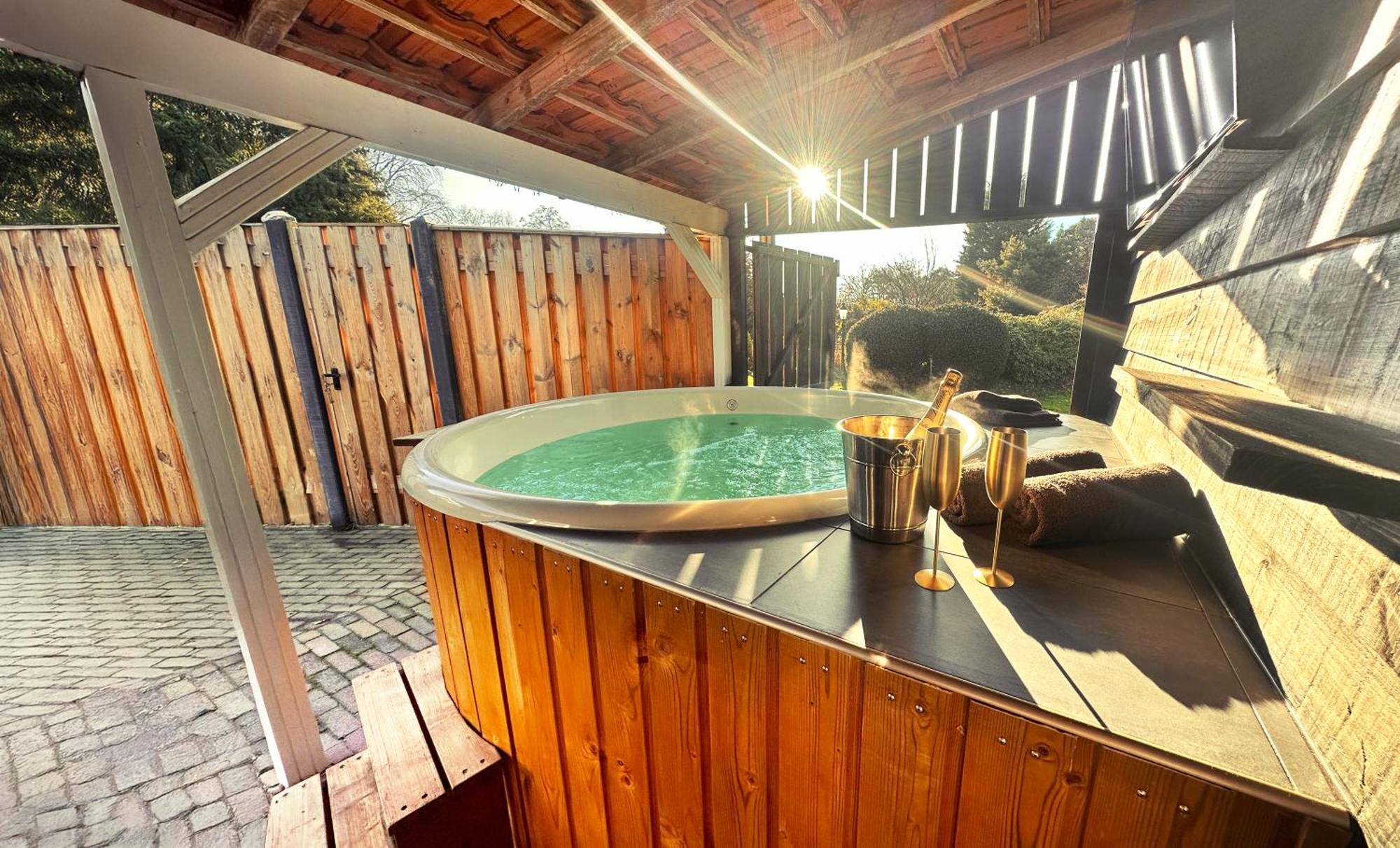 Wellness Tuin - Ultieme Partner Beleving - St Hubertus Suite Met Jacuzzi ,Openhaard, Prive Hottub En Prive Sauna In Jachthut Stijl Horst Εξωτερικό φωτογραφία