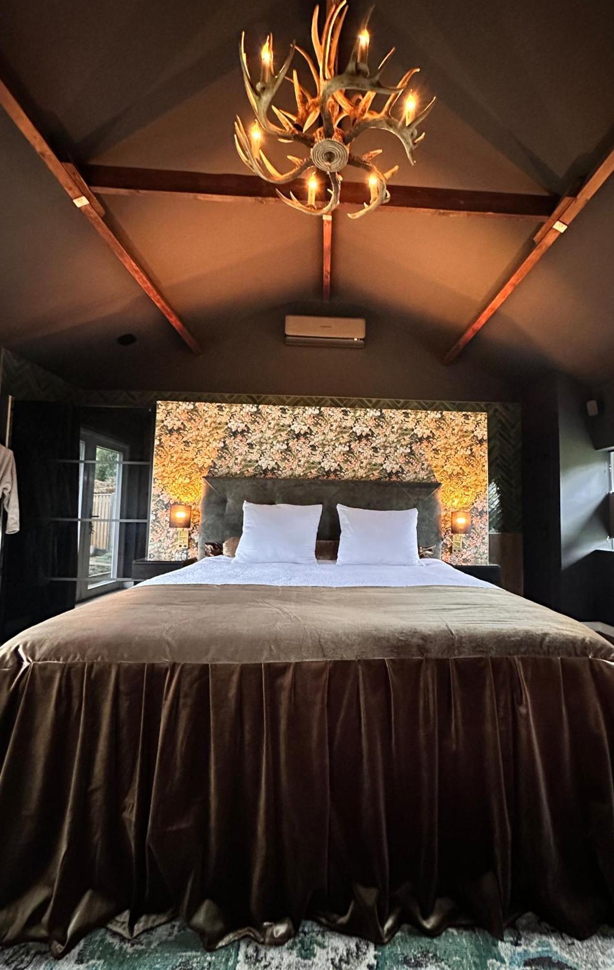 Wellness Tuin - Ultieme Partner Beleving - St Hubertus Suite Met Jacuzzi ,Openhaard, Prive Hottub En Prive Sauna In Jachthut Stijl Horst Εξωτερικό φωτογραφία